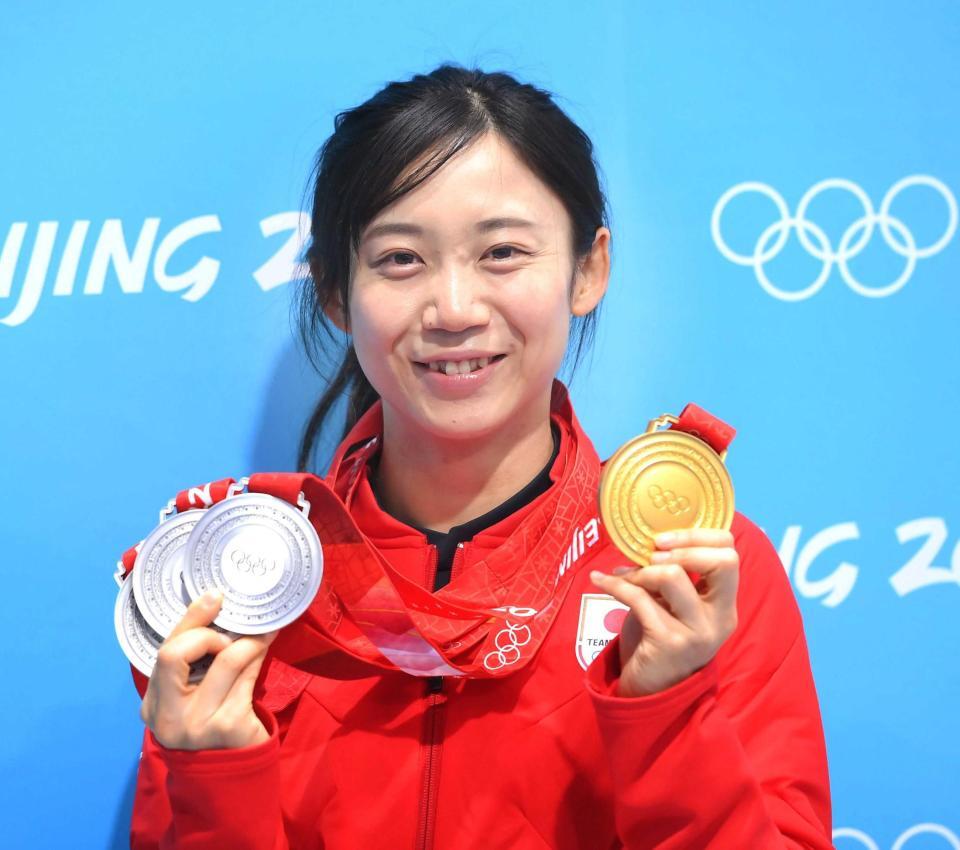 北京五輪で獲得した金メダルと銀メダル３枚を手にする高木美帆