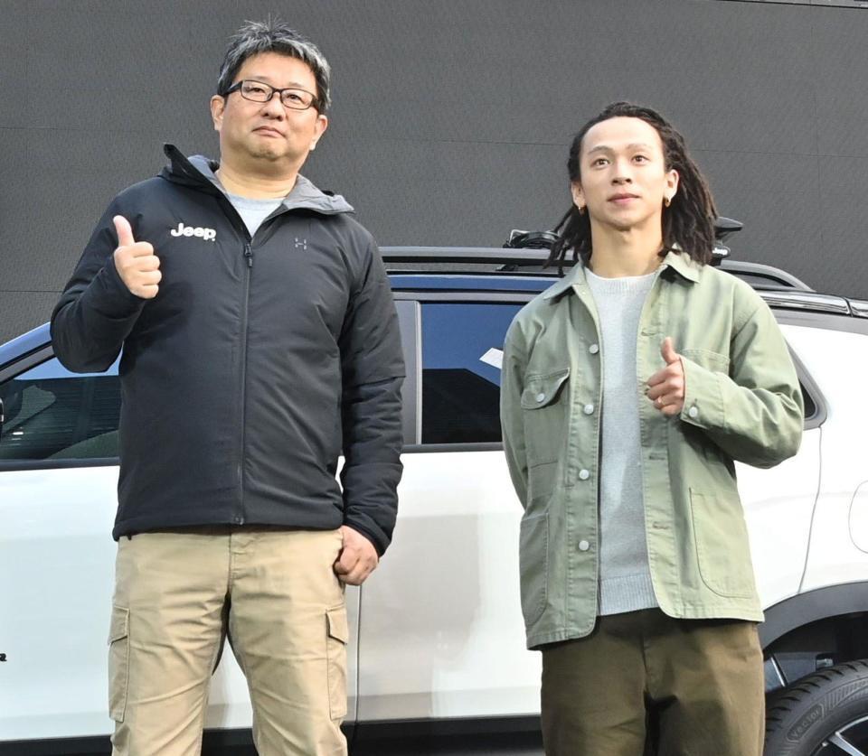 「新型Ｊｅｅｐ］」プレス発表会で成田仁社長（左）とサムアップポーズをするＪｅｅｐブランドアンバサダー平野歩夢（撮影・持木克友）