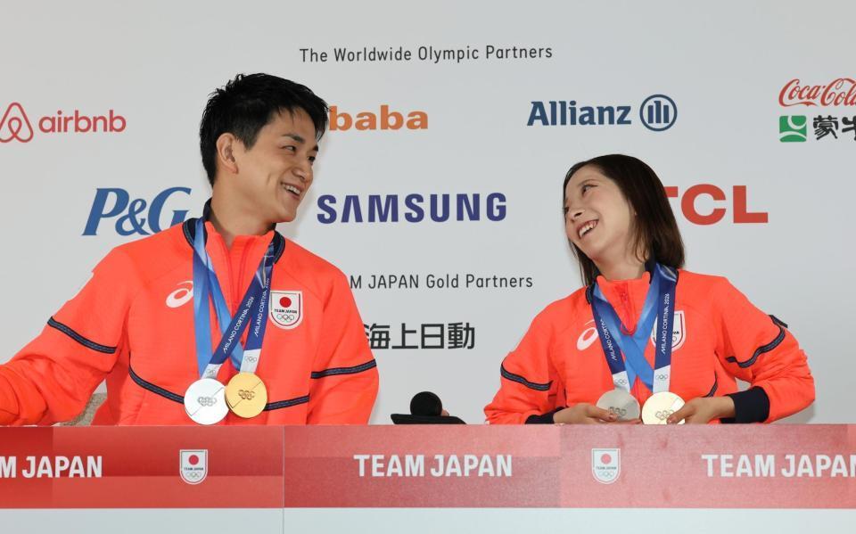 ペアフリーから一夜明けて記者会見する三浦璃来（右）、木原龍一＝１７日