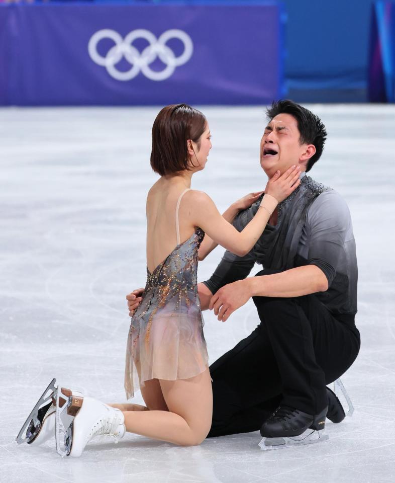 ペアフリーの演技を終え、感極まる木原龍一（右）と、寄り添う三浦璃来＝１６日