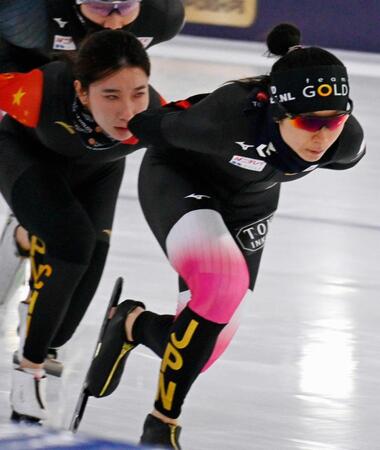 　スピードスケート世界選手権に向けて調整する高木美帆（右）＝共同