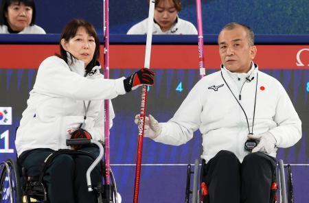 　日本-韓国　第２エンド、作戦を練る小川亜希（左）、中島洋治組＝コルティナダンペッツォ（共同）