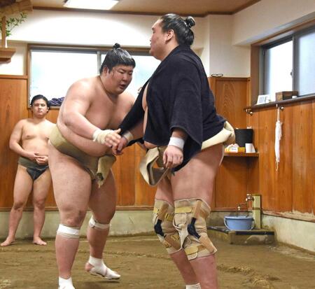 伊勢ケ浜部屋での稽古で、熱海富士（手前左）を指導する現役時代の照ノ富士＝２２年８月