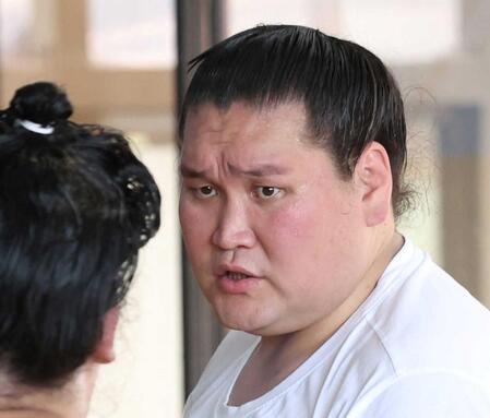 指導する伊勢ケ浜親方＝２５年６月