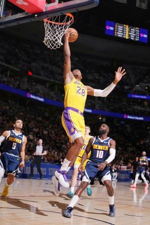 　ナゲッツ戦で攻めるレーカーズの八村＝デンバー（ＮＢＡＥ・ゲッティ＝共同）