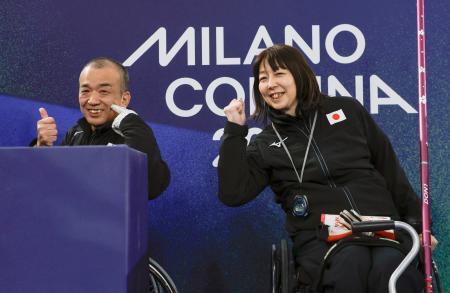 　イタリアに勝利し、笑顔を見せる小川亜希（右）、中島洋治組＝コルティナダンペッツォ（共同）