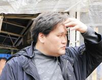 稽古場から引き揚げる伊勢ケ浜親方＝大阪市内