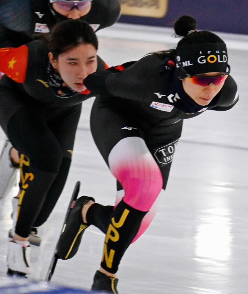 　スピードスケート世界選手権に向けて調整する高木美帆（右）＝共同