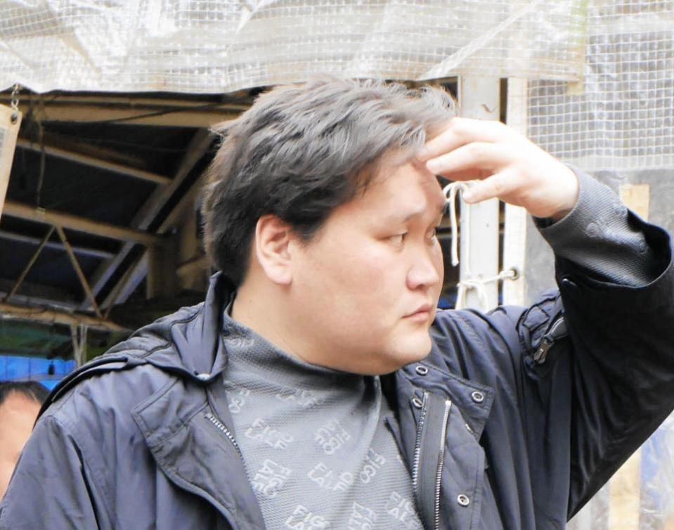 稽古場から引き揚げる伊勢ケ浜親方＝大阪市内