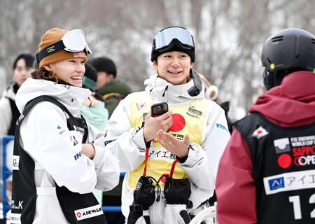 　予選を終え笑顔で他の選手を迎える戸塚優斗（右）と山田琉聖