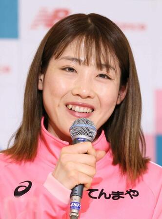 　記者会見する前田穂南