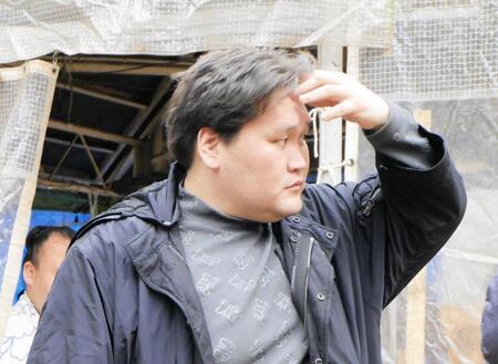 稽古場から引き揚げる伊勢ケ浜親方＝２月２７日
