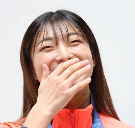 笑顔を見せる坂本花織（撮影・中田匡峻）