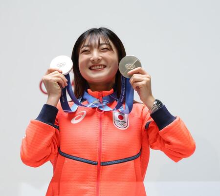 ミラノ五輪で獲得したメダルを手に笑顔を見せる坂本花織（撮影・中田匡峻）