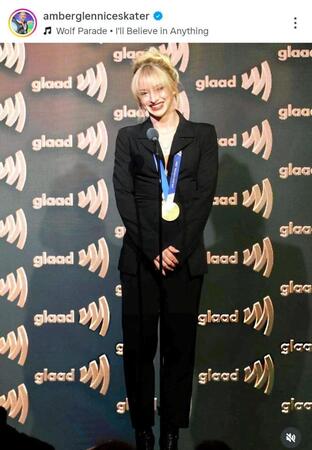 　アンバー・グレンのインスタグラム（ａｍｂｅｒｇｌｅｎｎｉｃｅｓｋａｔｅｒ）より 