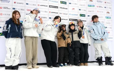 　ファンとの交流会に参加したスノーボード男子の戸塚優斗（左から３人目）ら＝７日、札幌市ばんけい