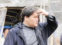 稽古場から引き揚げる伊勢ケ浜親方＝大阪市内