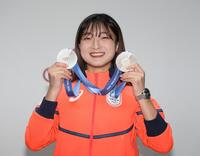 ミラノ五輪で獲得したメダルを手に笑顔を見せる坂本花織（撮影・中田匡峻）