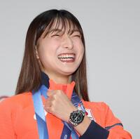 ＯＭＥＧＡの時計を披露する坂本花織（撮影・中田匡峻）