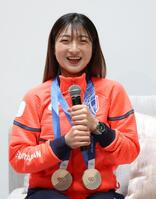 笑顔で質問に答える坂本花織（撮影・中田匡峻）