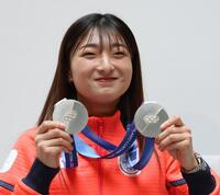 ミラノ五輪で獲得したメダルを披露する坂本花織（撮影・中田匡峻）