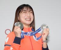 ミラノ五輪で獲得したメダルを手に笑顔を見せる坂本花織（撮影・中田匡峻）