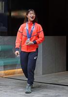 笑顔で登場する坂本花織（撮影・中田匡峻）