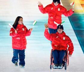 　ミラノ・コルティナ冬季パラリンピックの開会式で入場行進するパラアイスホッケーの中村俊介（手前右）と福西朱莉（同左）ら＝６日、イタリア・ベローナ（共同）