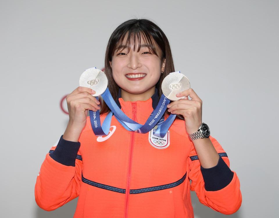 ミラノ五輪で獲得したメダルを手に笑顔を見せる坂本花織（撮影・中田匡峻）