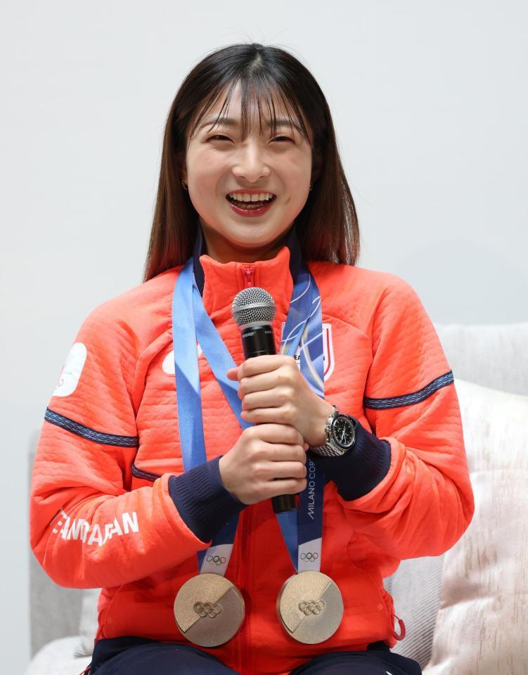 笑顔で質問に答える坂本花織（撮影・中田匡峻）