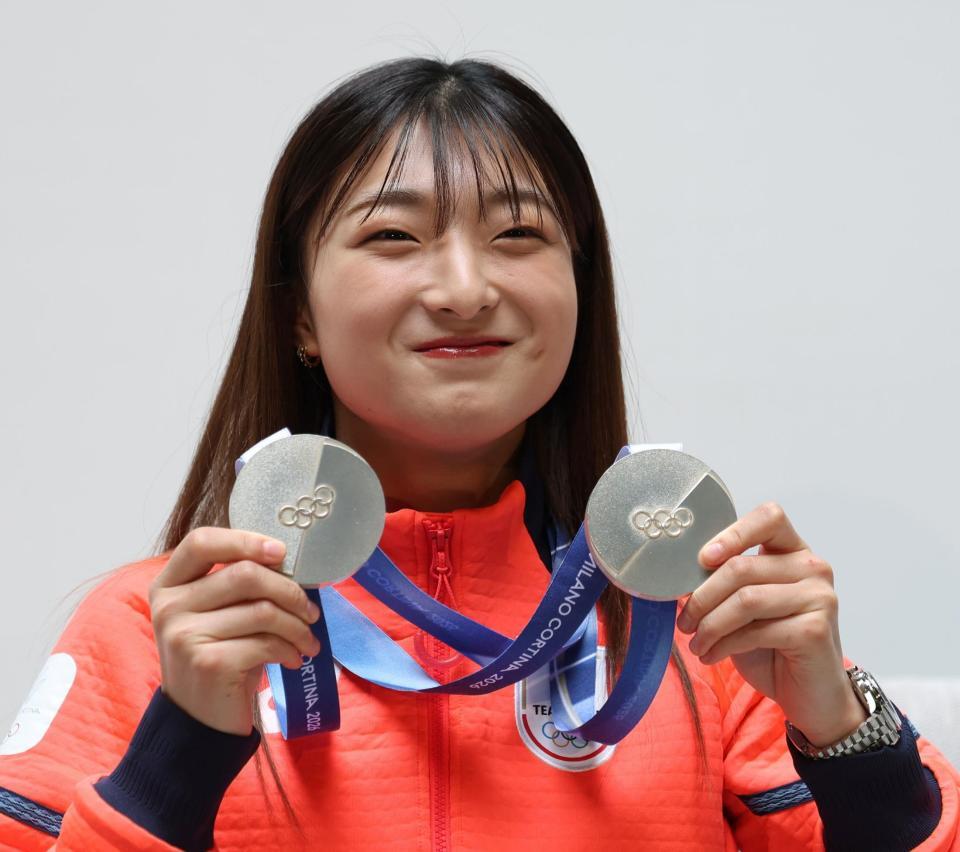 ミラノ五輪で獲得したメダルを披露する坂本花織（撮影・中田匡峻）