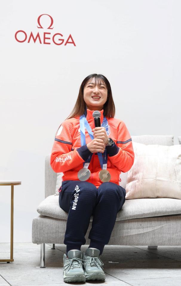 笑顔で質問に答える坂本花織（撮影・中田匡峻）