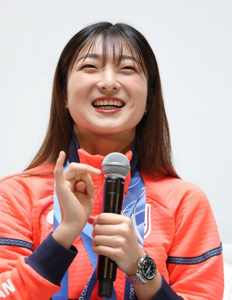 笑顔で質問に答える坂本花織（撮影・中田匡峻）