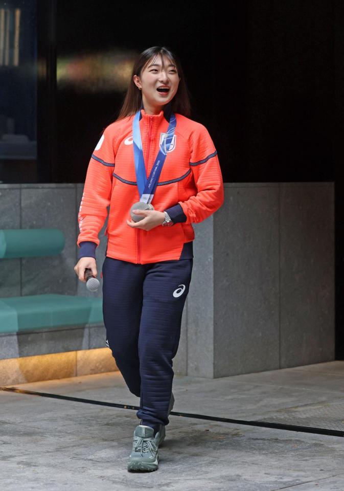 笑顔で登場する坂本花織（撮影・中田匡峻）