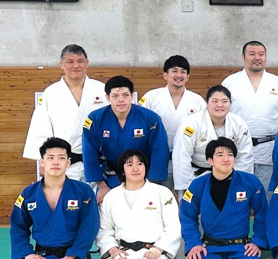 笑顔を見せる村尾三四郎（中列左）