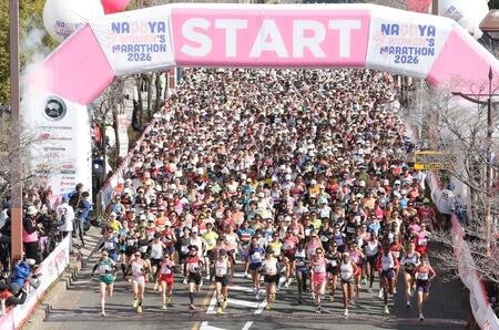 名古屋ウィメンズマラソンでバンテリンドーム前を一斉にスタートするランナー