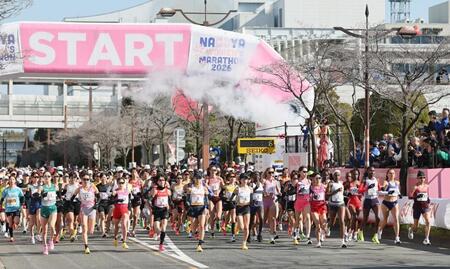 一斉にスタートするランナー