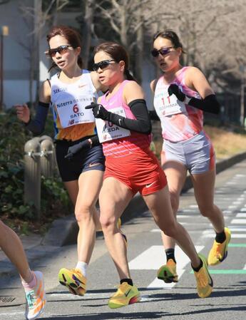 ２０キロ過ぎ、力走する（左から）佐藤早也伽、加世田梨花、五島莉乃