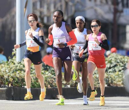 先頭集団で力走する（左から）佐藤早也伽、シェイラ・チェプキルイ、アイナレム・デスタ、加世田梨花