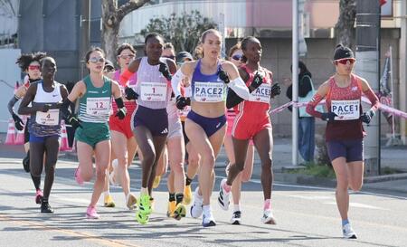 妙音通を走る先頭集団。右端はペースメーカーを務める田中希実