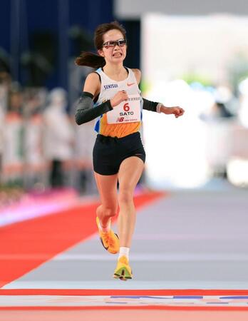 日本人１位の２位でゴールする佐藤早也伽　※※　＝バンテリンドームナゴヤ