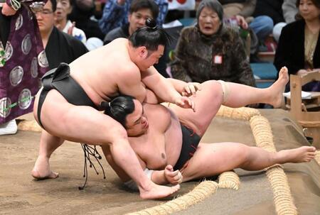 英乃海（右）を下手投げで破る炎鵬（撮影・高部洋祐）
