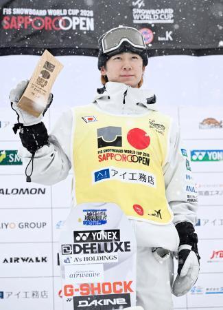 　スノーボードＷ杯札幌大会の男子ハーフパイプで優勝した戸塚優斗＝札幌市ばんけい
