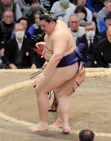 大の里（手前）が押し出しで若隆景に敗れる