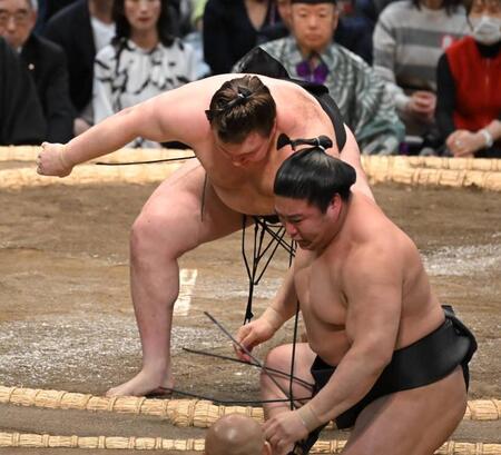 若元春（手前）を下す安青錦（撮影・高部洋祐）