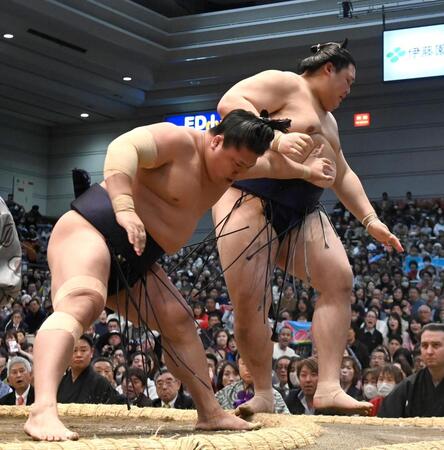 若隆景㊧が押し出しで大の里を破る