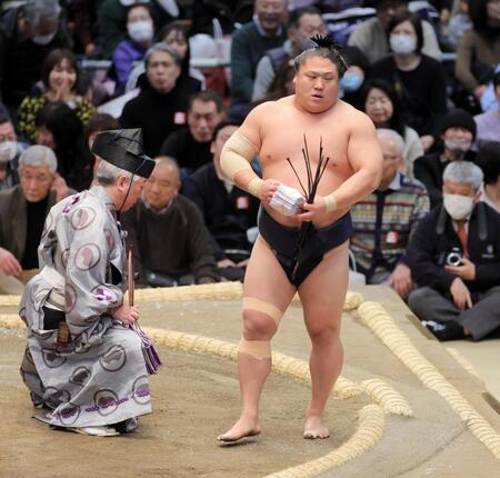 大の里を破り懸賞を手にする若隆景