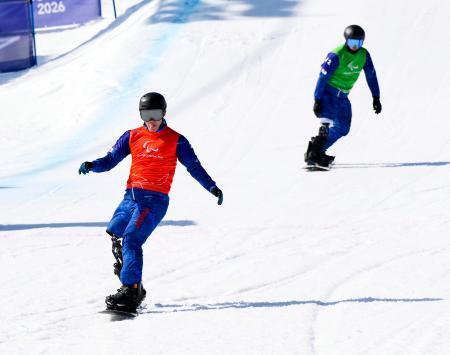 　男子スノーボードクロス大腿障害決勝トーナメント１回戦を突破した小須田潤太（手前）と小栗大地＝コルティナダンペッツォ（共同）