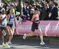 ペースメーカーを務める田中希実（右）