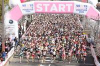 名古屋ウィメンズマラソンでバンテリンドーム前を一斉にスタートするランナー